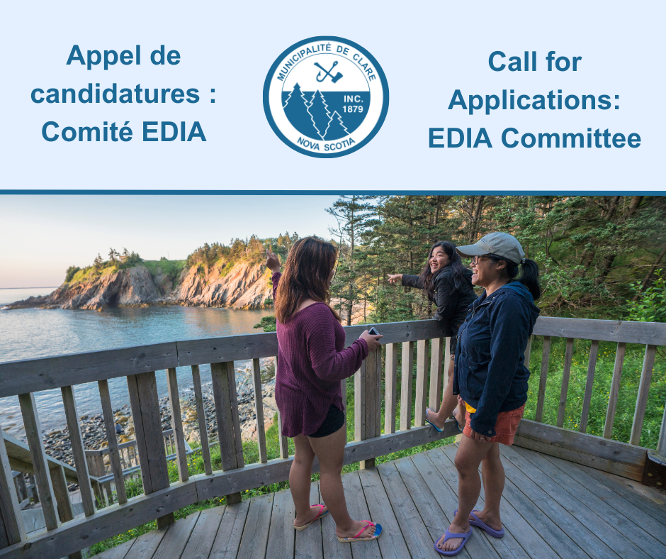 Une photo de trois personnes debout sur une terrasse avec une vue de Le Fourneau.