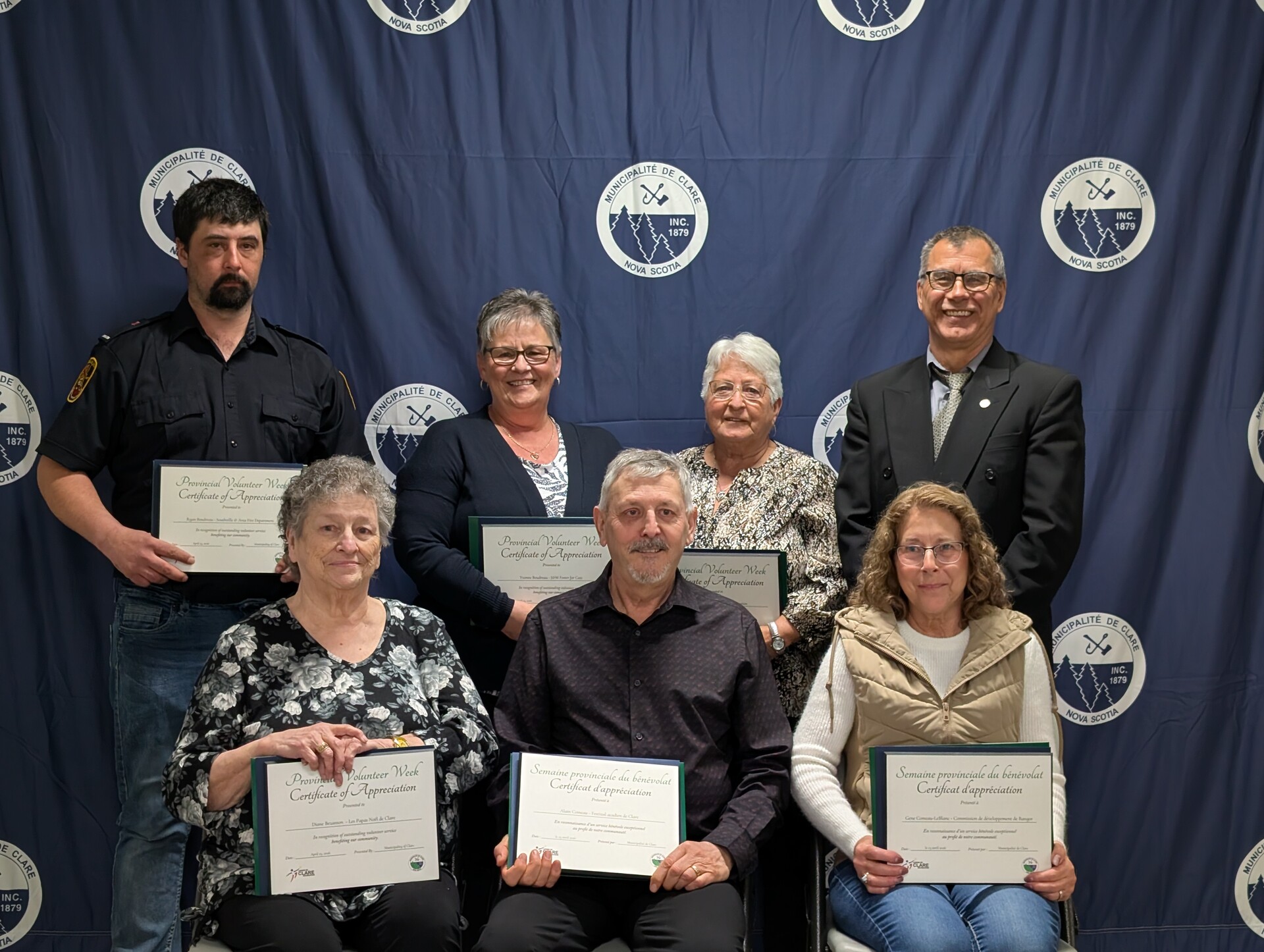 De gauche à droite: Rangée arrière: Ryan Boudreau, Yvonne Boudreau, Linda Comeau, Conseiller Carl Deveau. Rangée avant: Diane Bezanson, Alain Comeau & Gene Comeau-LeBlanc.