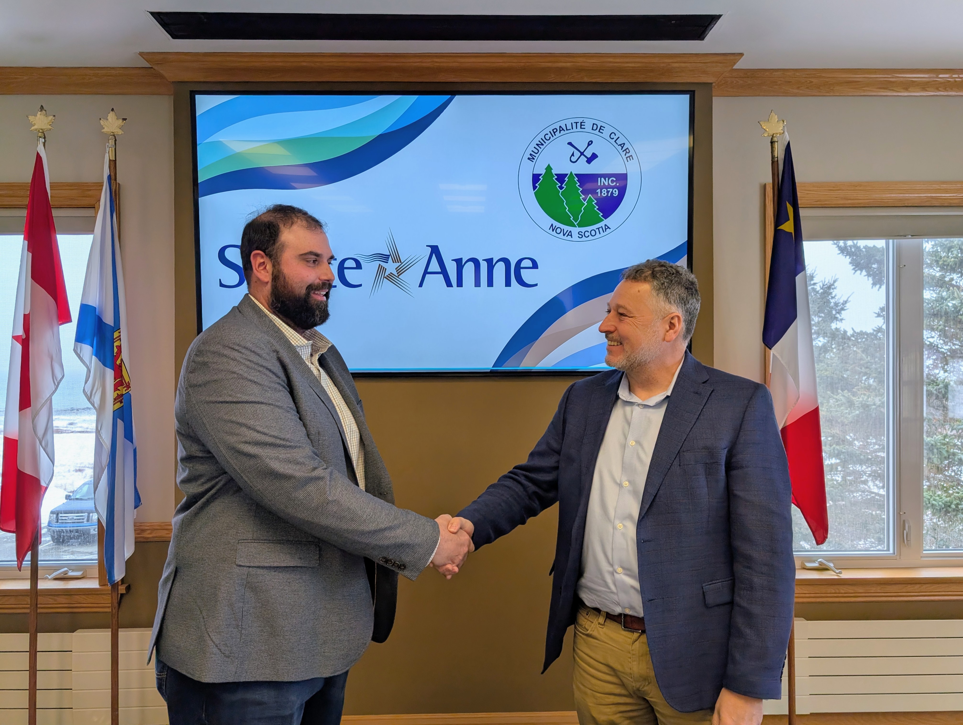 A picture of Warden Yvon LeBlanc and President and Vice Chancellor Kenneth Deveau shaking hands.