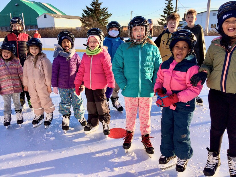 Enfants sur la patinoire extérieure