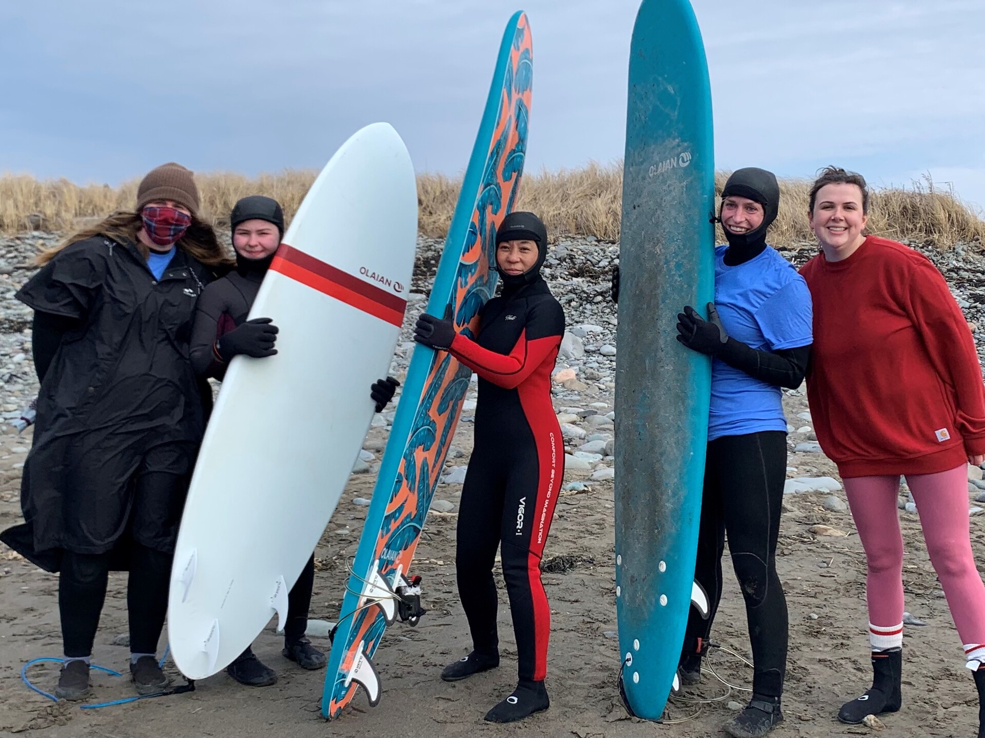 Personnes tenant des planches de surf