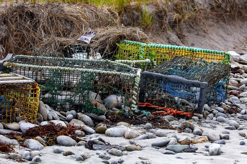 des casiers à homard abandonnés sur la plage